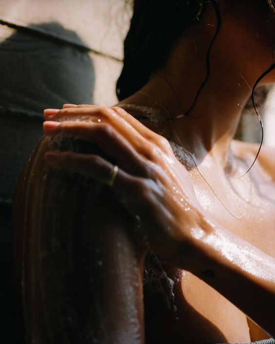 Why JLC Body Wash is Your Best Friend for Maintaining a Beautiful Tan - Jessica Lee Cosmetics